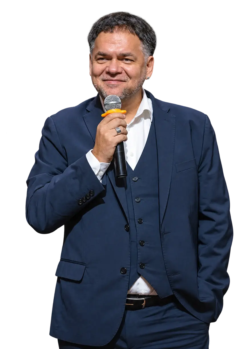 Ведущий тренинга с микрофоном